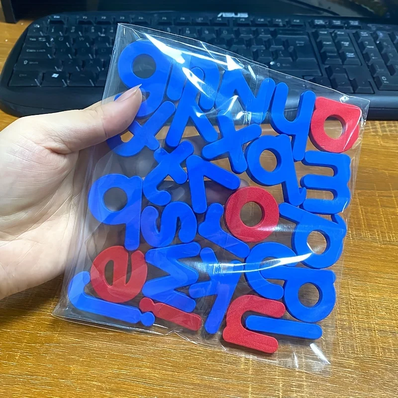 Letras rojas y azules en bandeja
