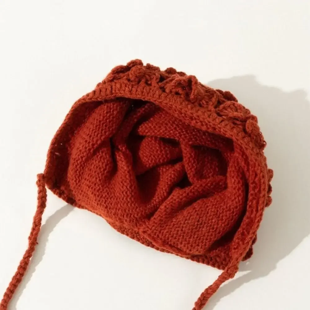 Gorro de niña flores caladas tejido a mano, cubreorejas otoño-invierno - imagen 4