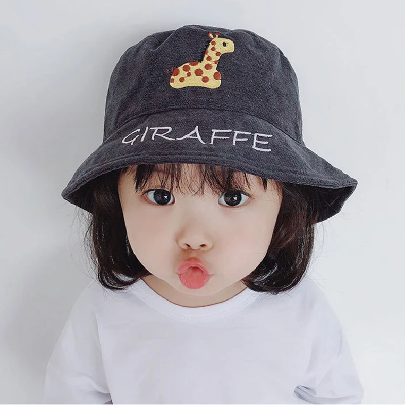 Gorra infantil bordada con animalitos – Protección solar verano