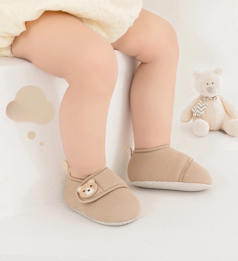 Bebé con calcetines antideslizantes de dibujos