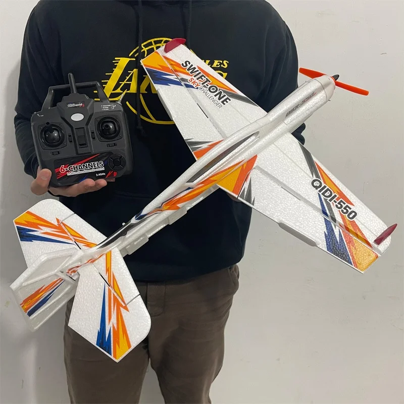 Avión acrobático RC de espuma en vuelo