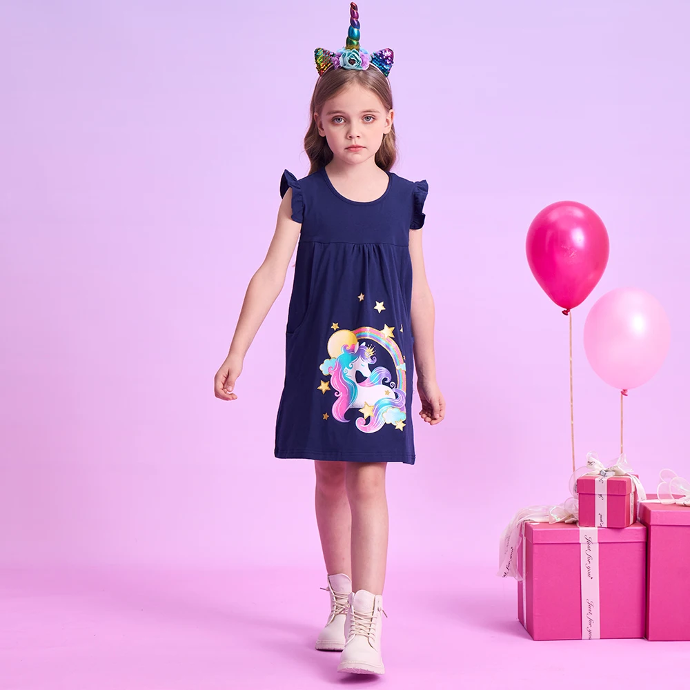 Niña jugando con vestido DXTON en interior