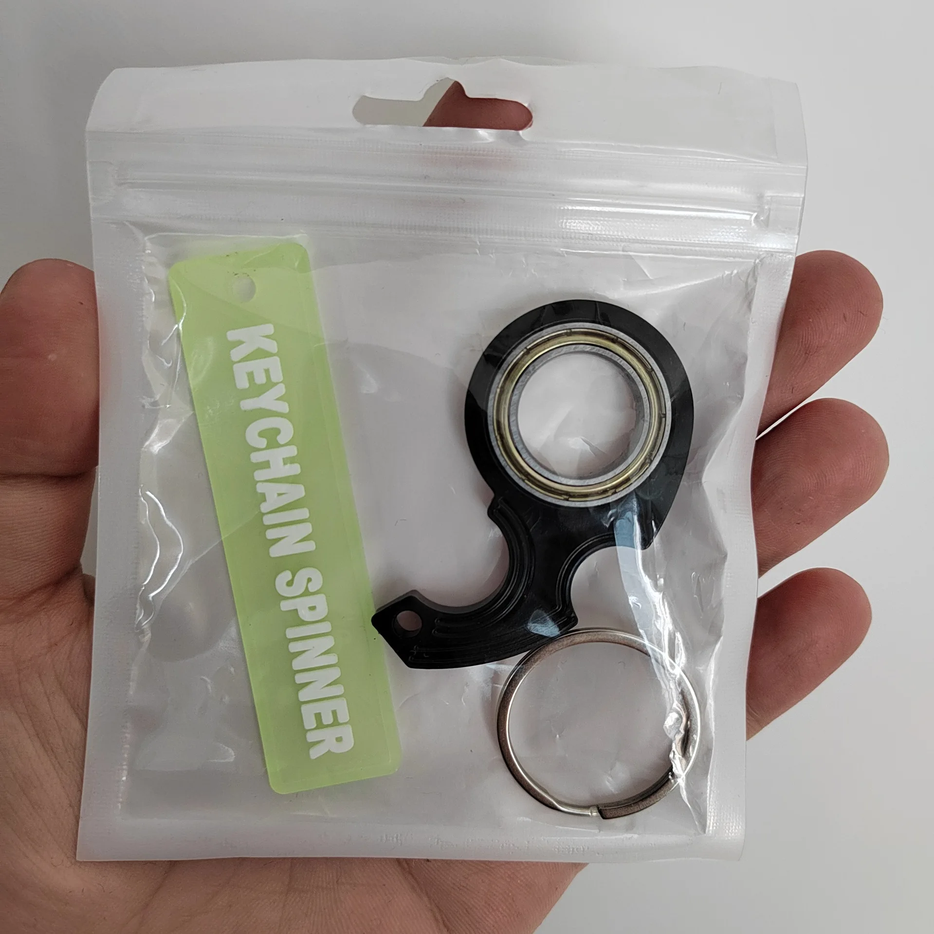 Vista del llavero karambit spinner luminoso