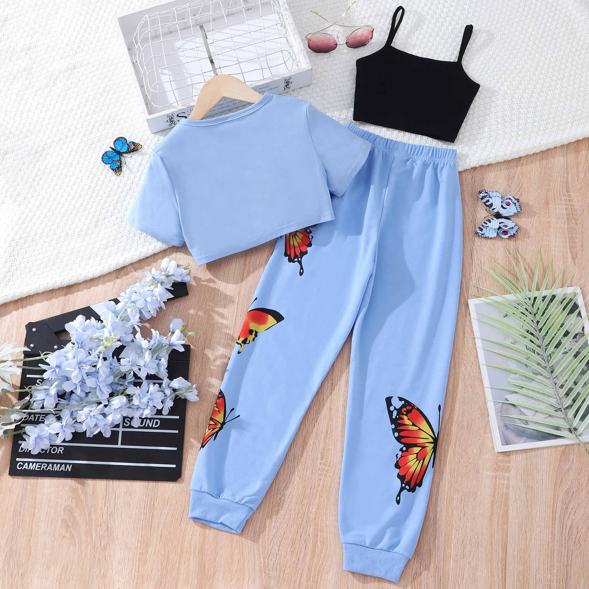 Pantalón corto con estampado de mariposa