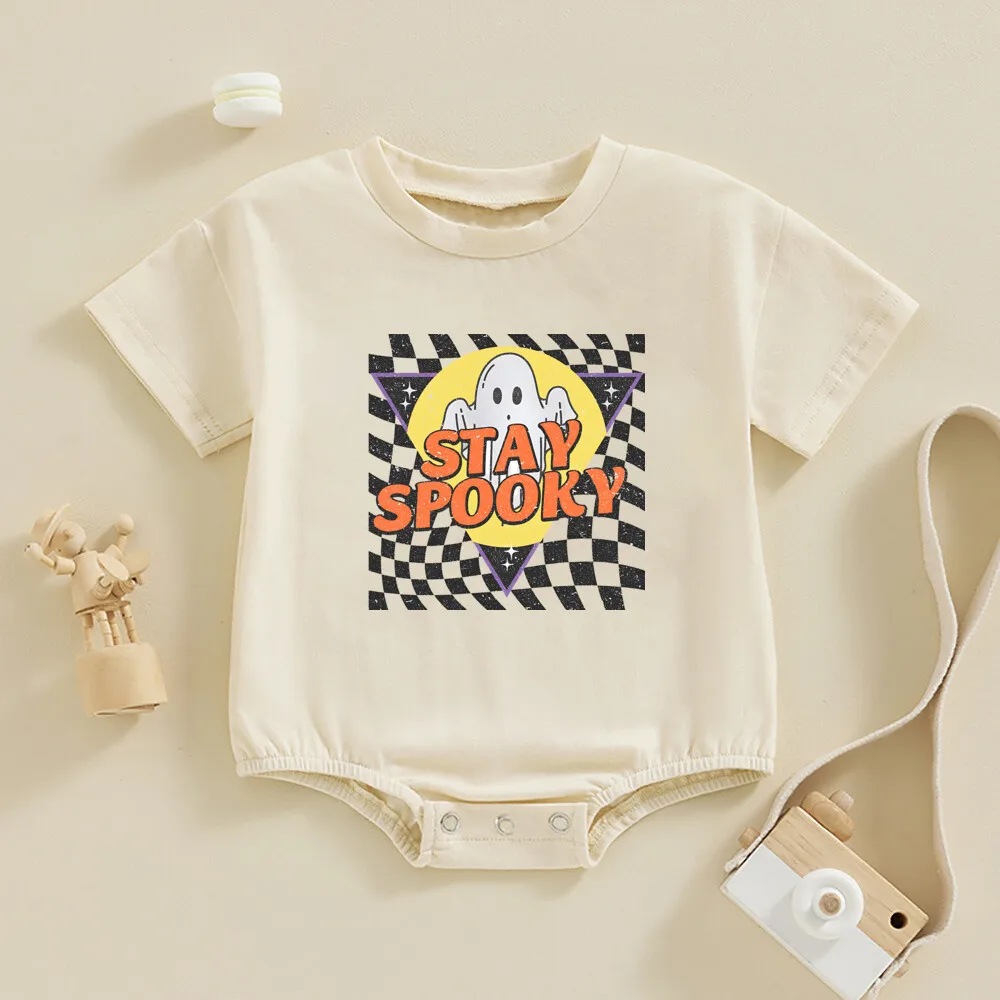 Detalle del diseño “Stay Spooky” y tejido