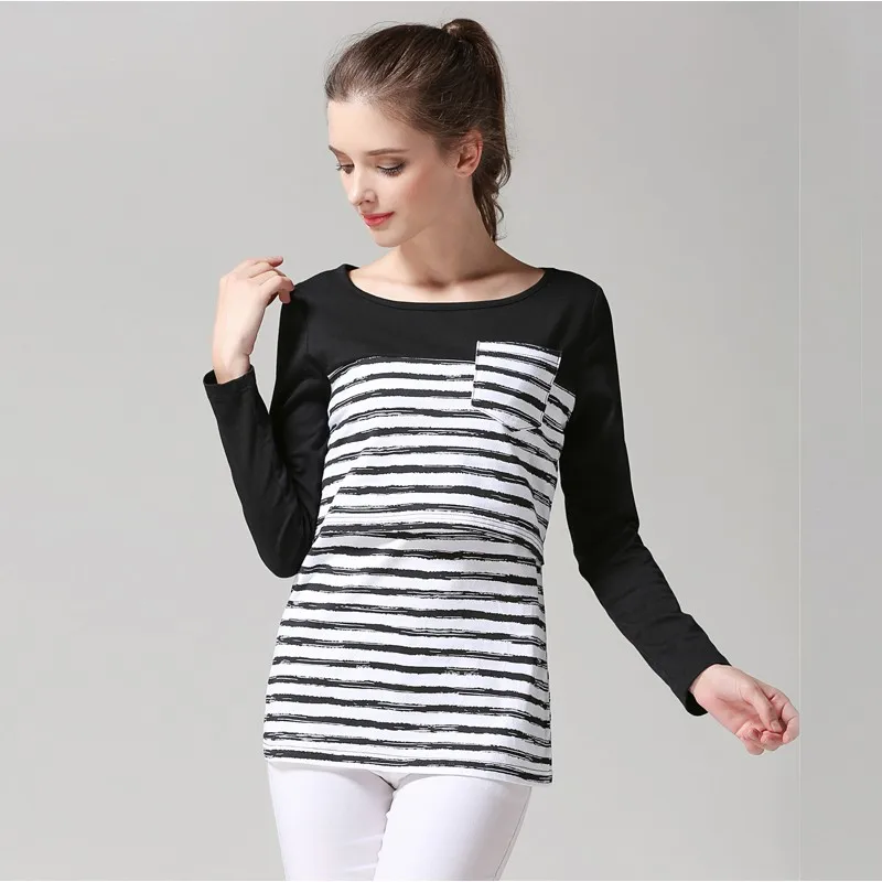 Modelo luciendo la camiseta de maternity