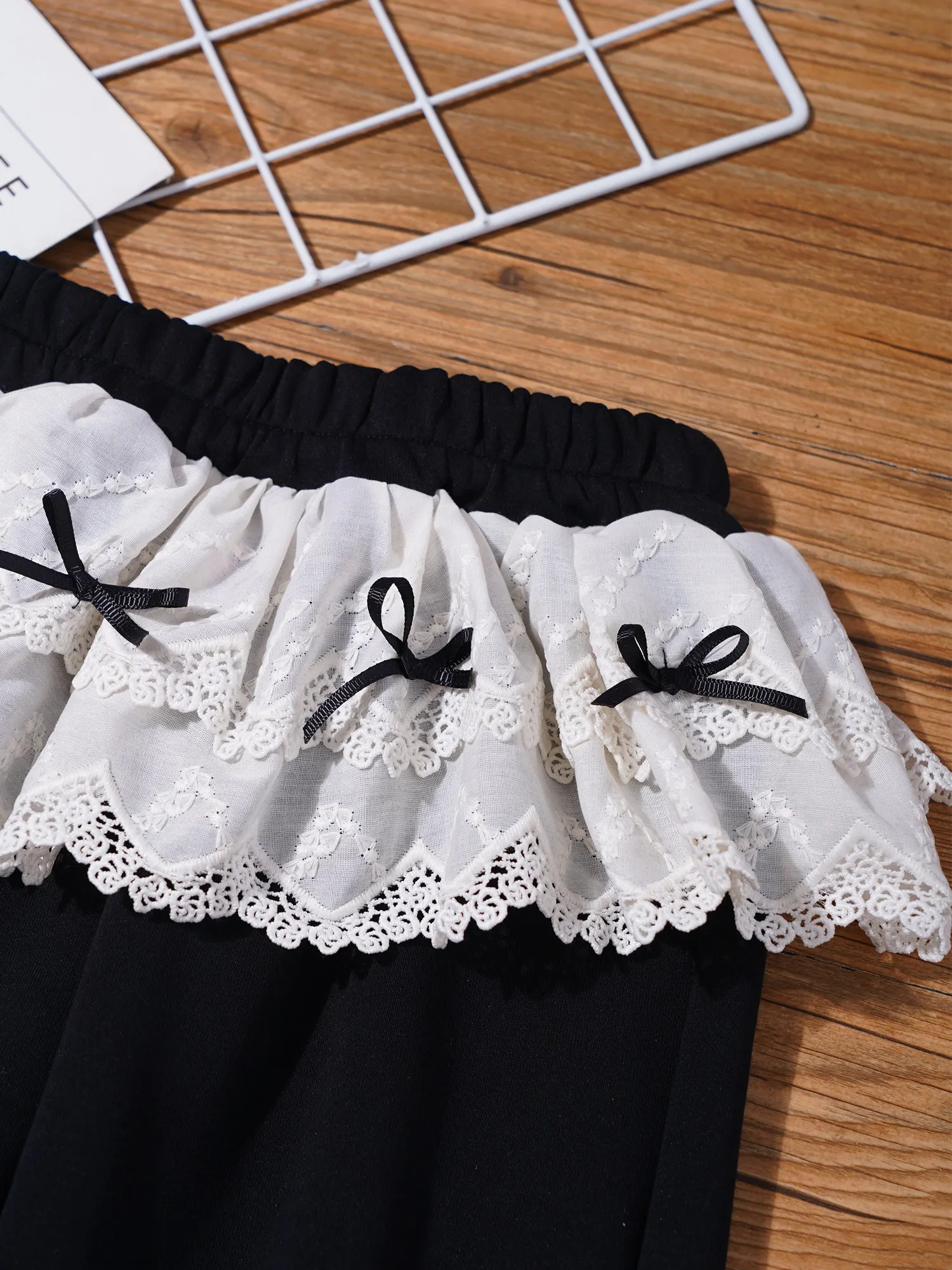 Pantalón chándal niña estilo Y2K con peplum de encaje y lazo - imagen 4