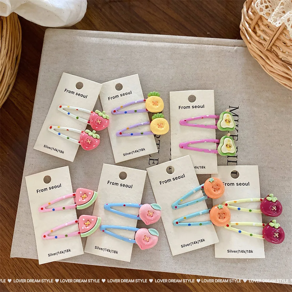 Pinzas pastel con motivos lunares y frutas