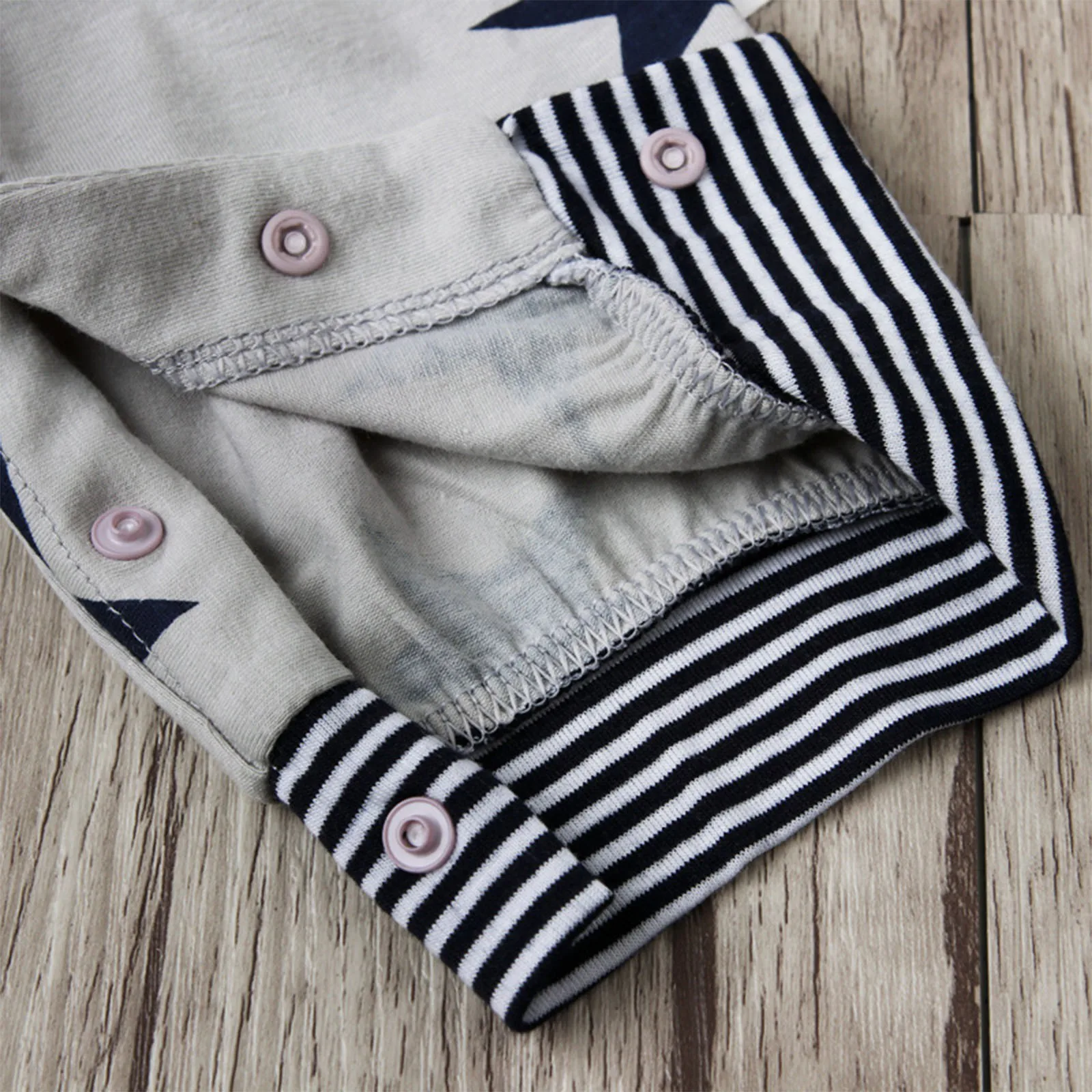 Conjunto recién nacido informal a rayas con estrellas, mono y gorro - imagen 5