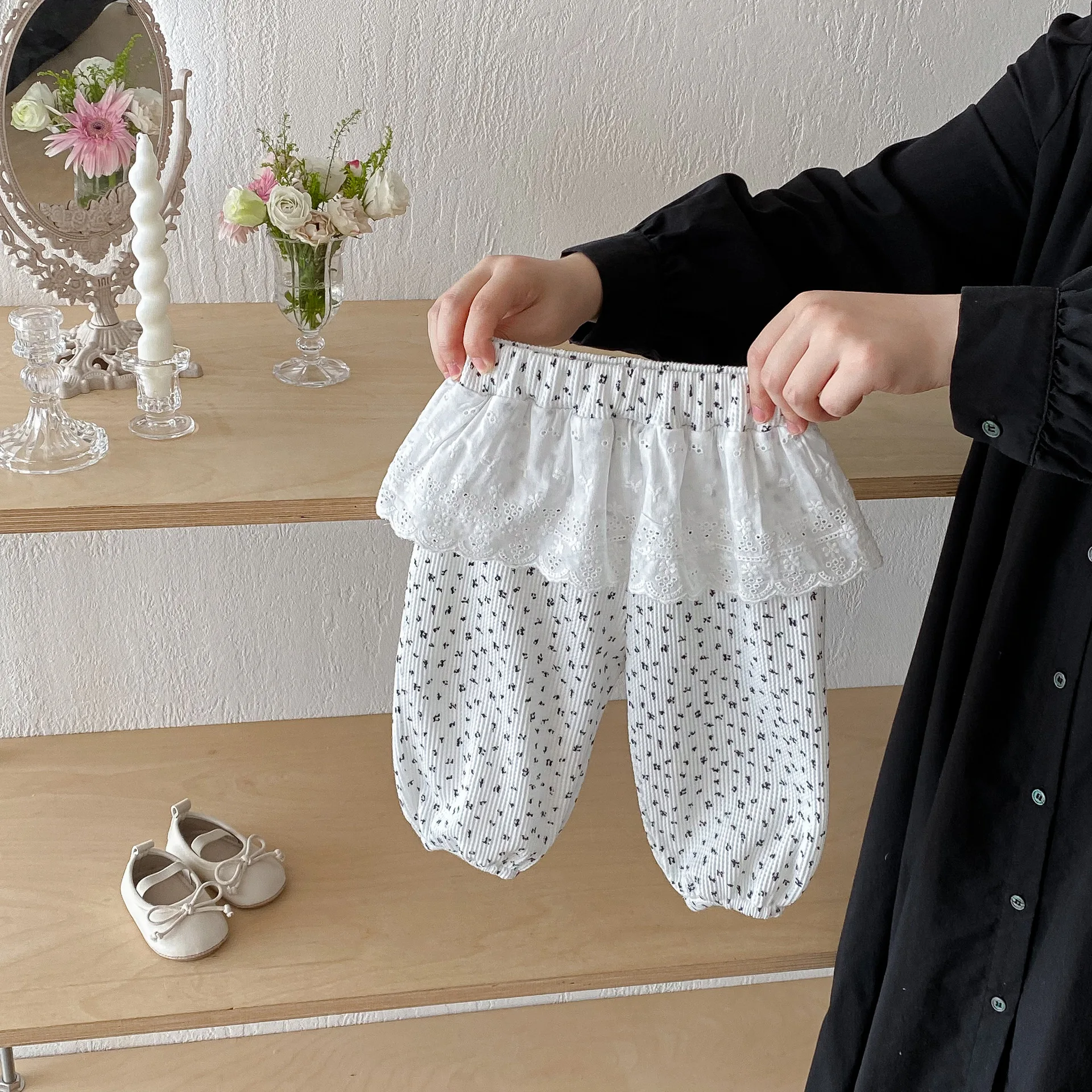 Pantalones de niña en gofre con estampado floral y encaje de otoño - imagen 3