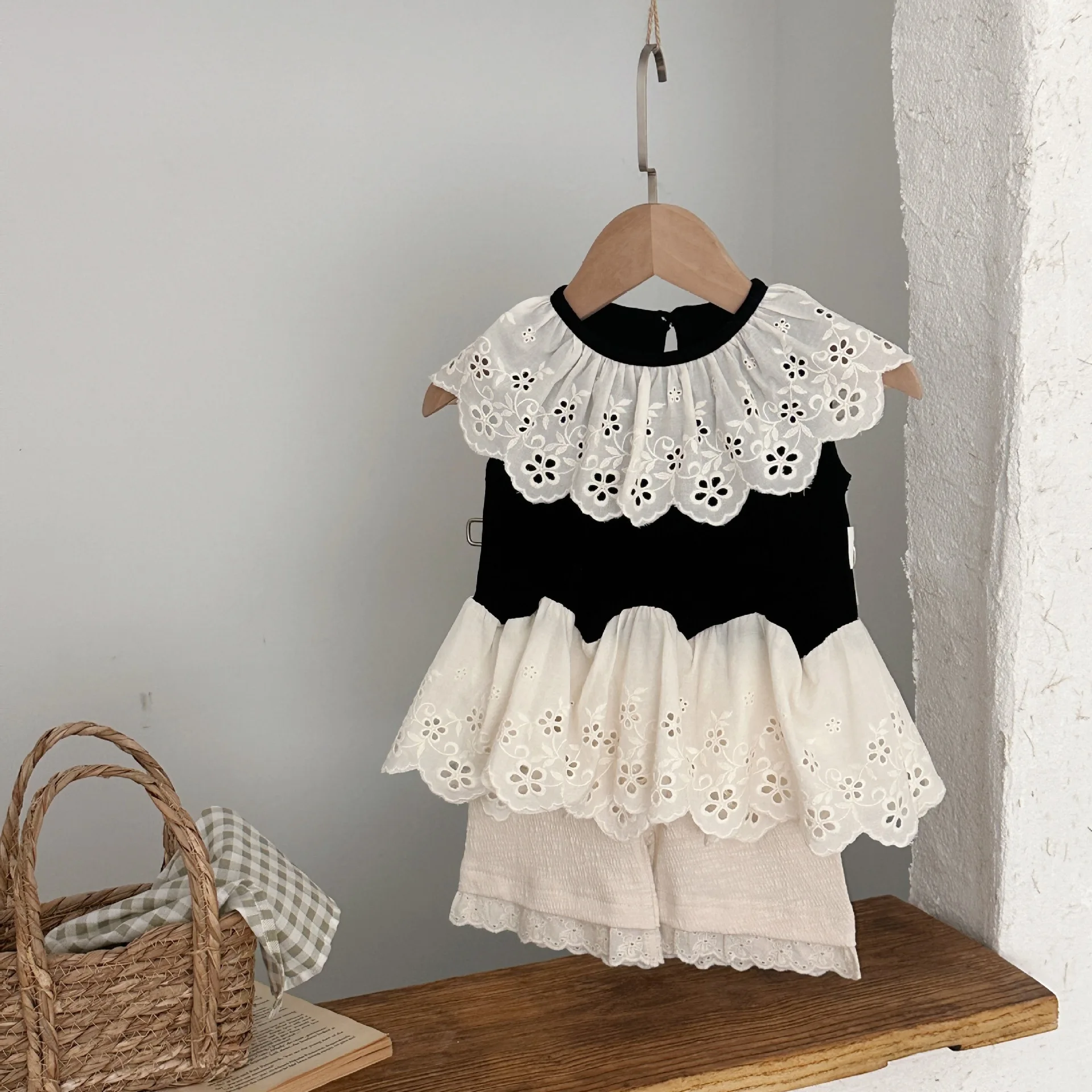 Detalle del bordado floral en la camiseta