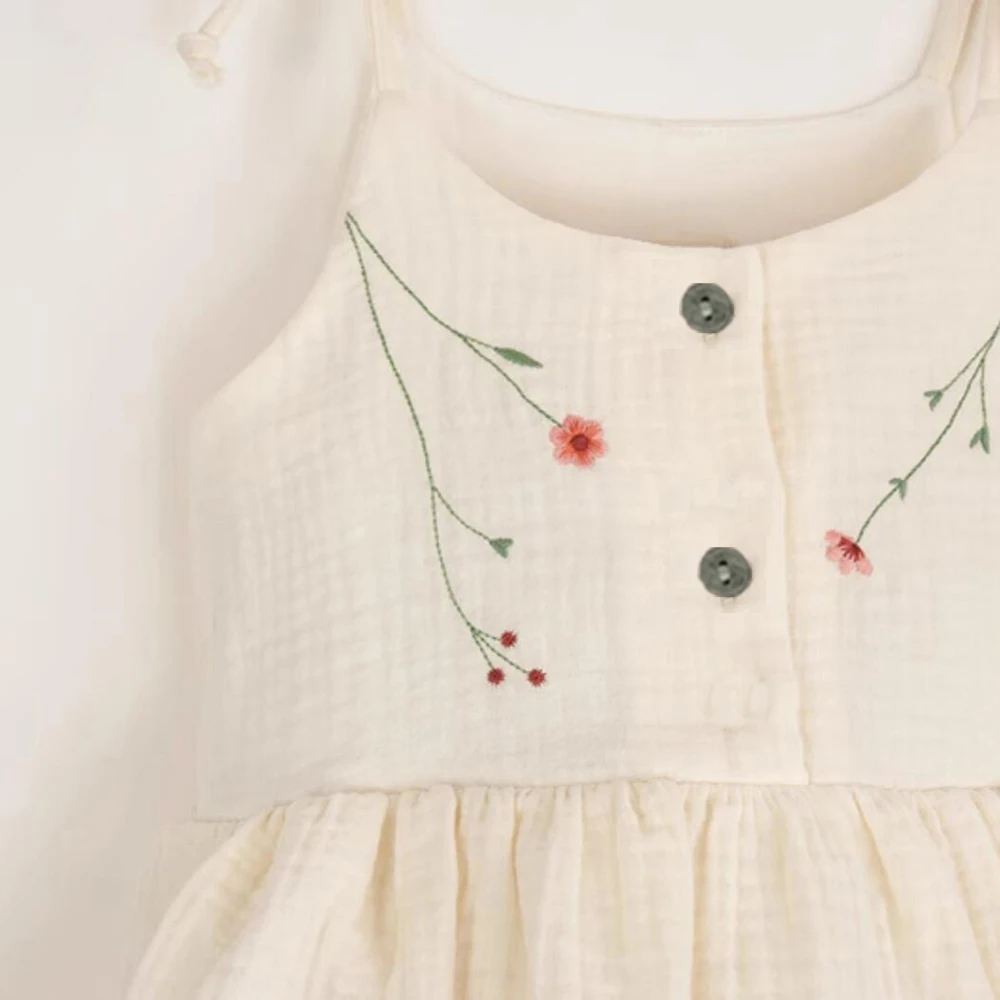 Pelele infantil con broches de apertura