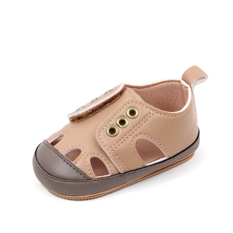 Bebé usando los zapatos de primeros pasos