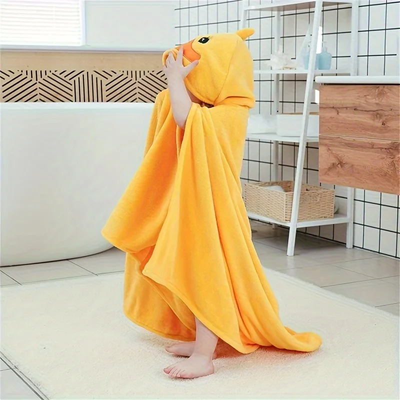 Toalla extendida mostrando su tamaño y el diseño de pato en la capucha