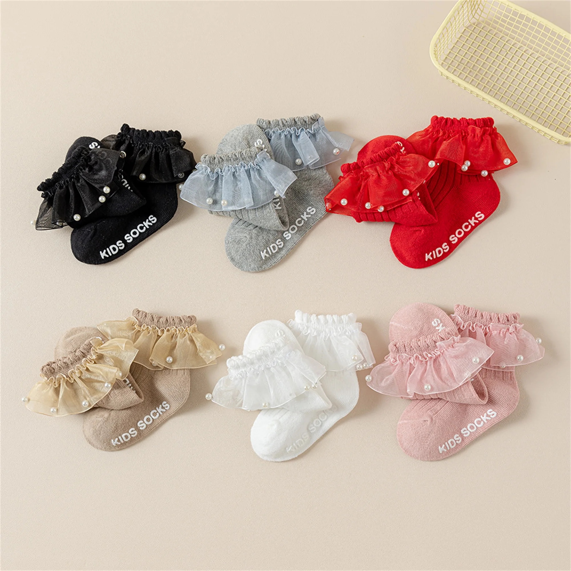Detalle de tul, encaje y volantes en calcetines de princesa