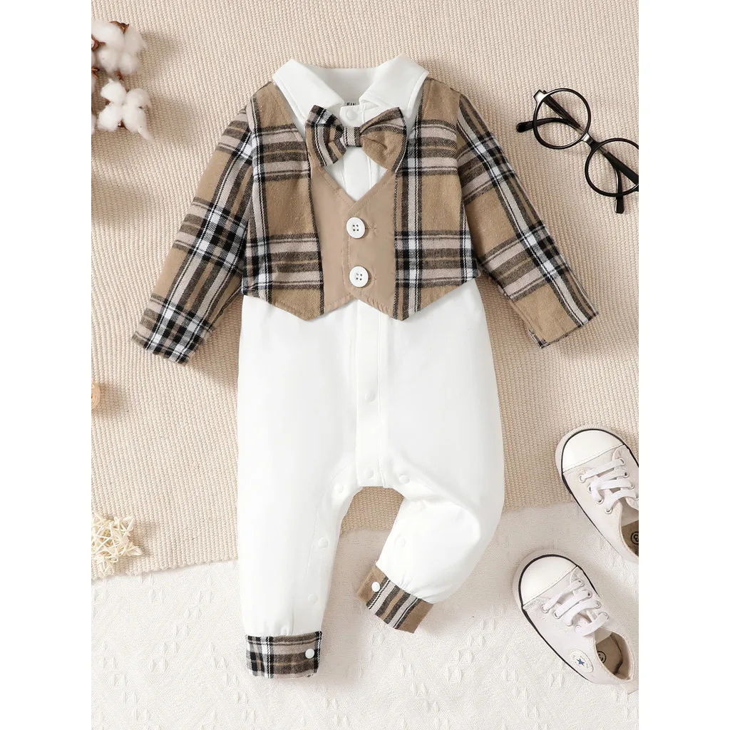 Traje de bautizo para niño a cuadros con sombrero elegante