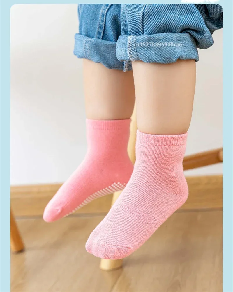 Calcetines infantiles antideslizantes en color sólido