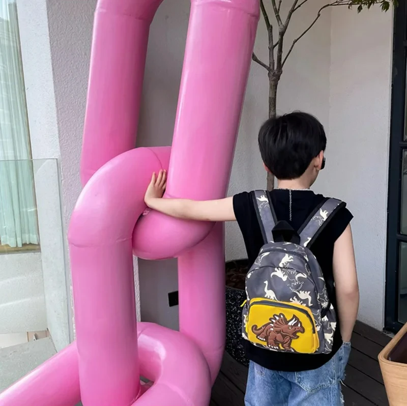 Mochila guardería con estampado de dinosaurios vista frontal