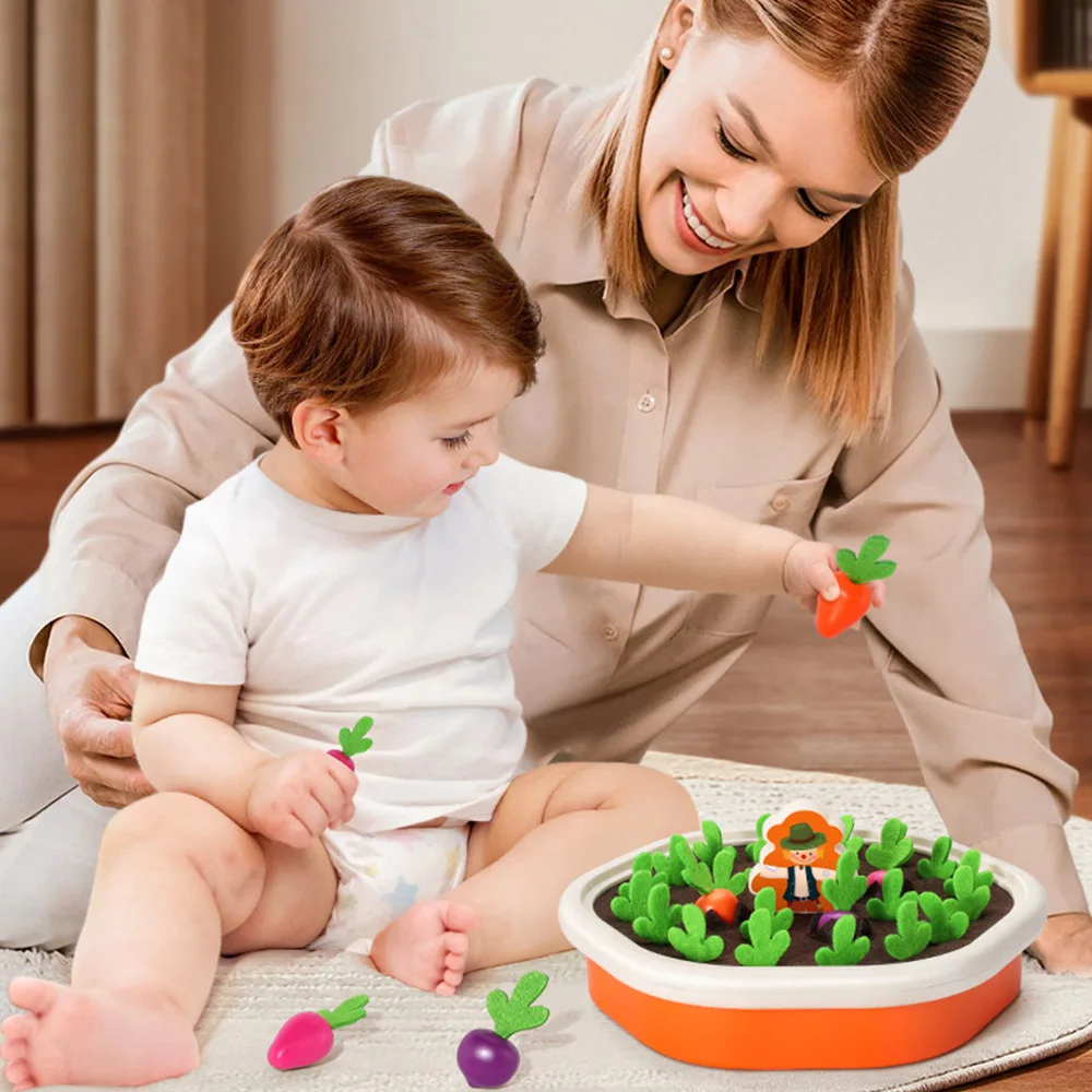 Niños jugando con el rompecabezas de zanahorias Montessori