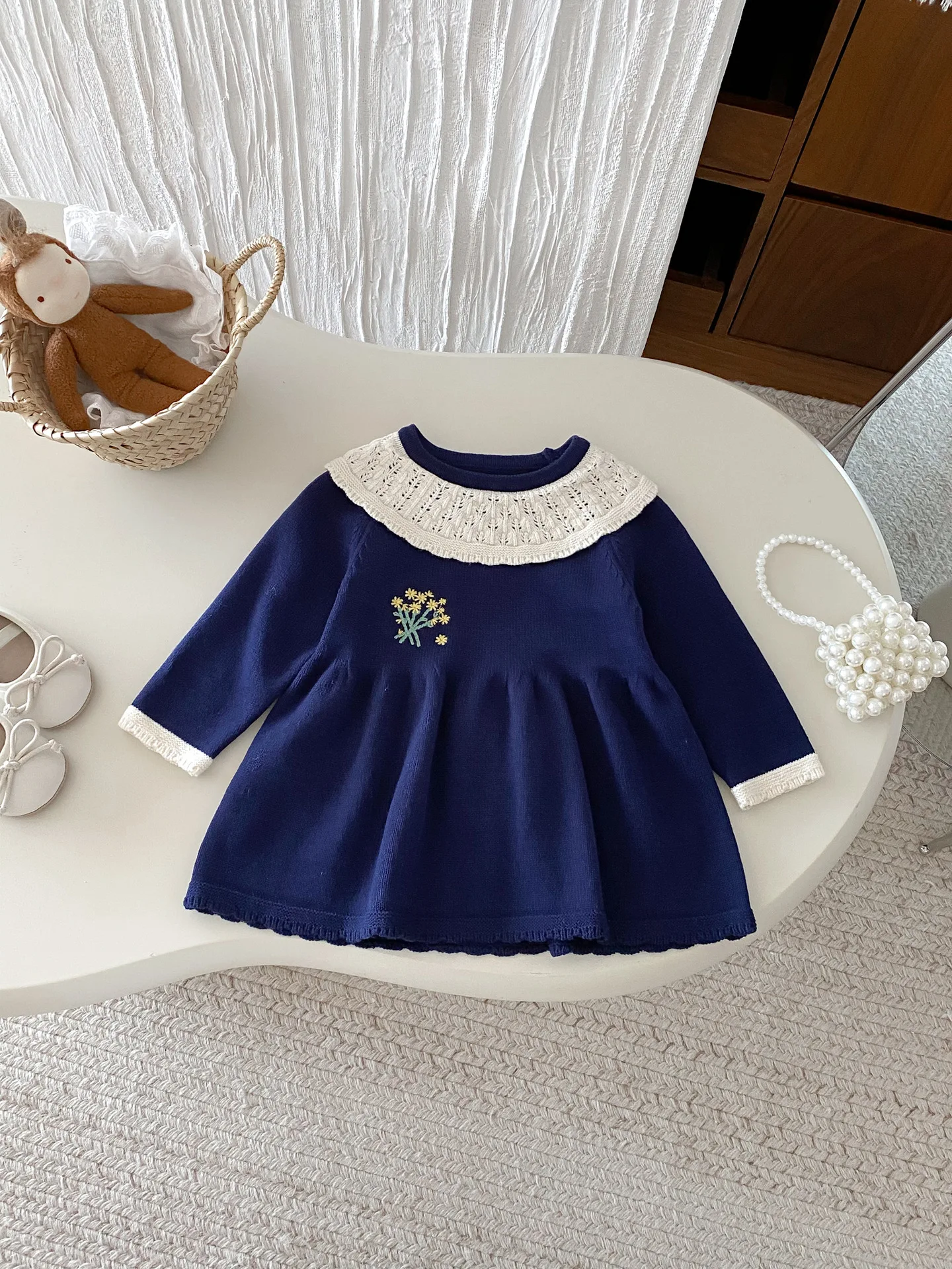 Vestido de punto azul marino con cuello con volantes