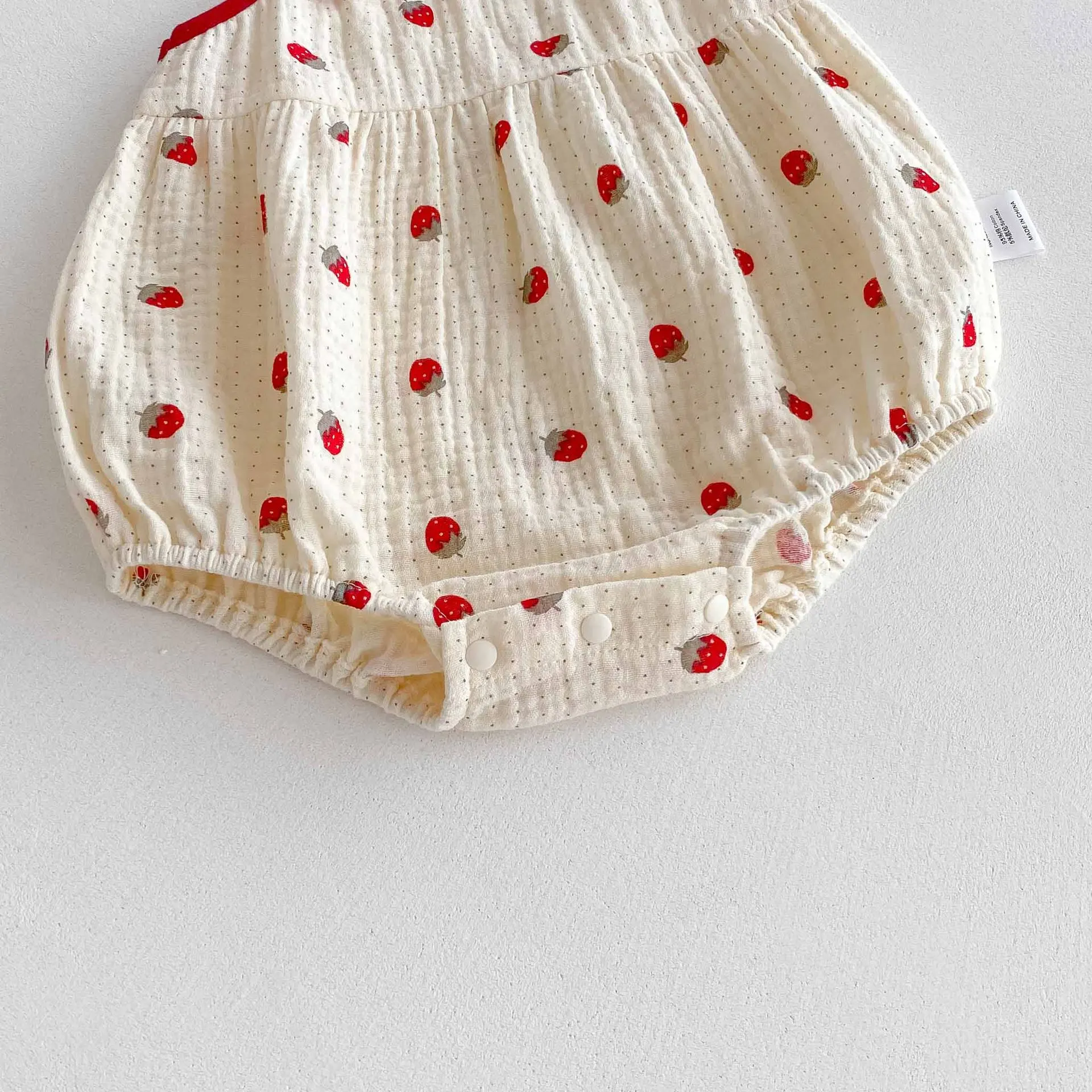 Mono de verano con estampado de fresa para niñas 0-2 años - imagen 2
