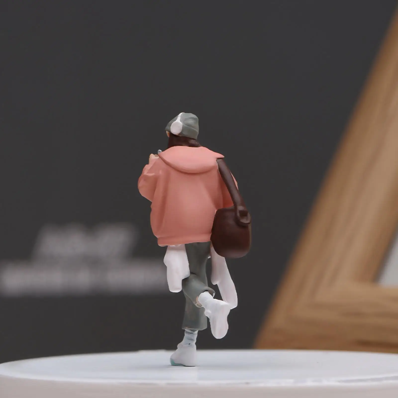 Figura de niña en miniatura pintada a mano para decorar - imagen 4