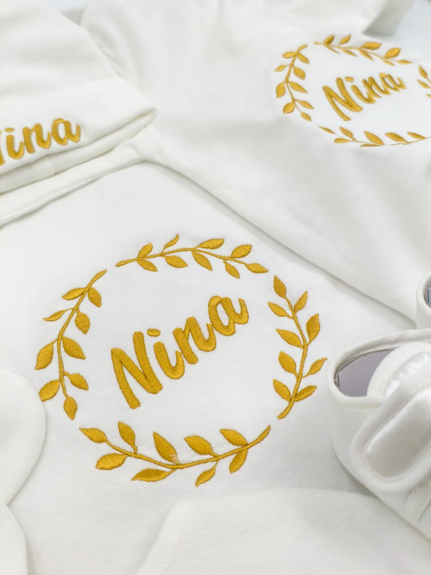 Conjunto de bautizo bebé niña con bordado del nombre y patucos - imagen 5