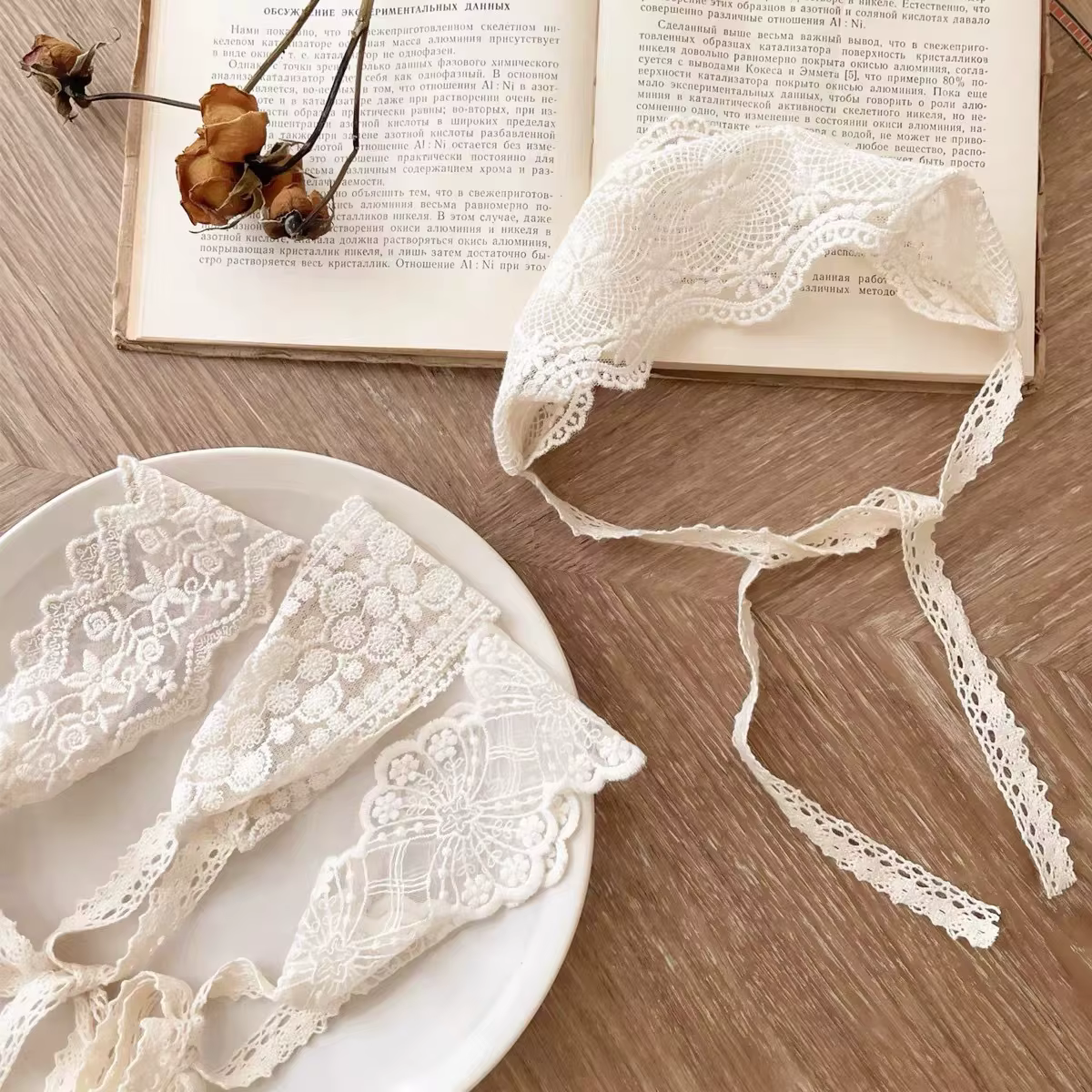 Diadema bebé niña de encaje blanco con lazo elástico - imagen 5