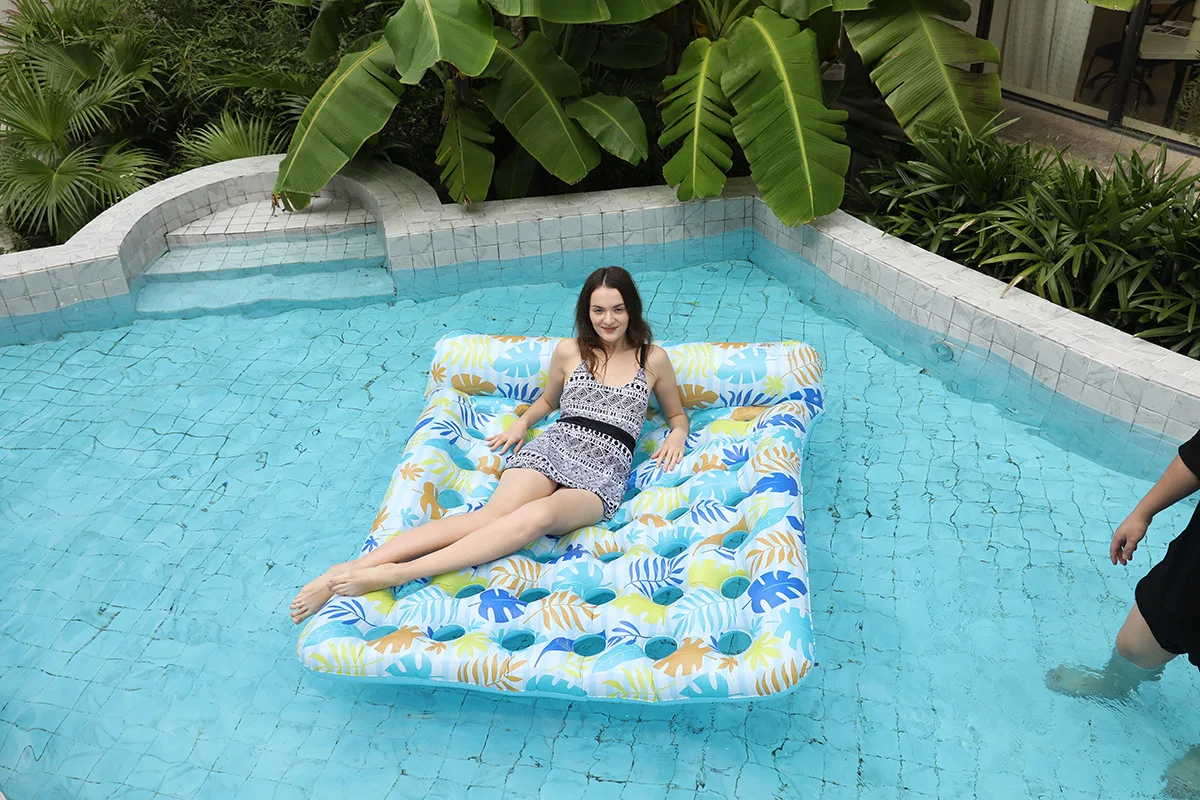 Mecedora flotante en uso en piscina