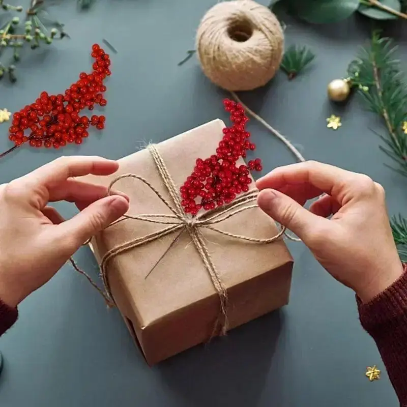 Ramas artificiales con bayas rojas, ideales para decoración festiva