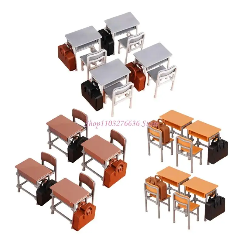 Set completo del aula en miniatura con pupitres, sillas y mochilas