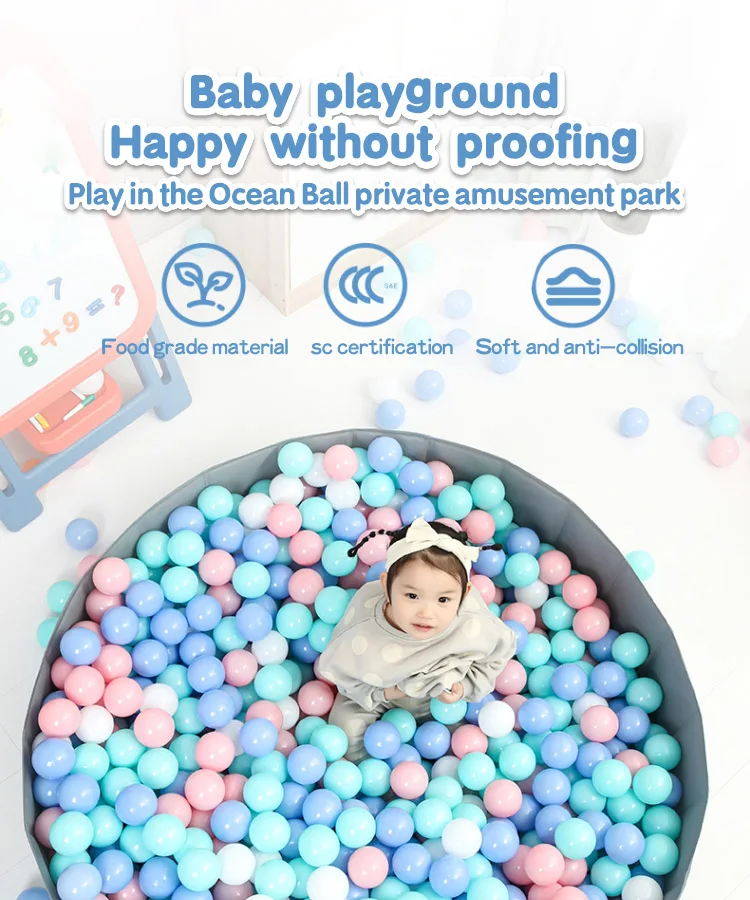 Conjunto de bolas en una piscina de niños