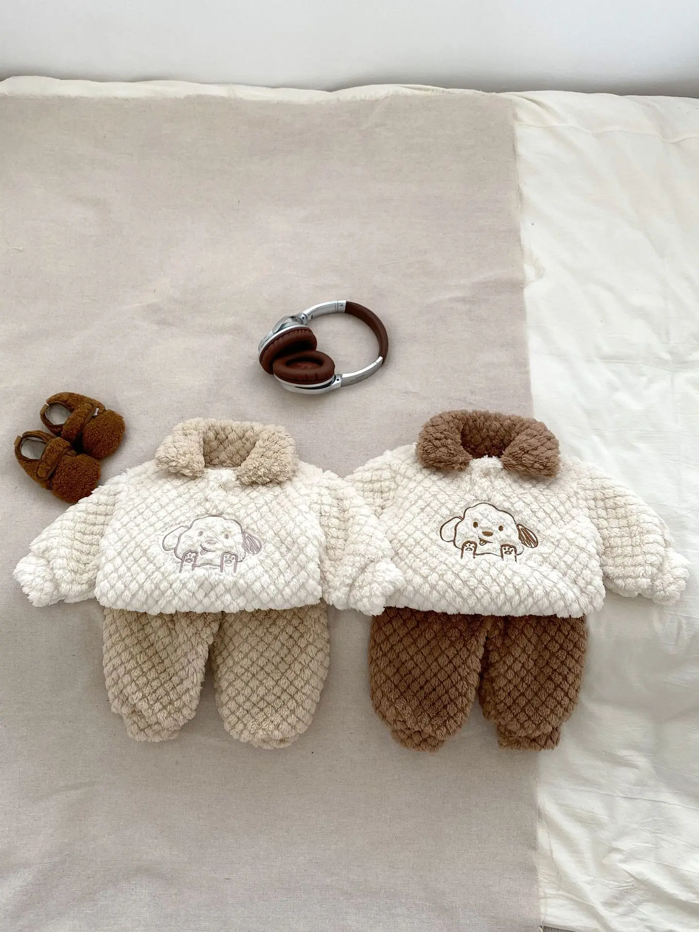 Bebé con conjunto de dos piezas de felpa