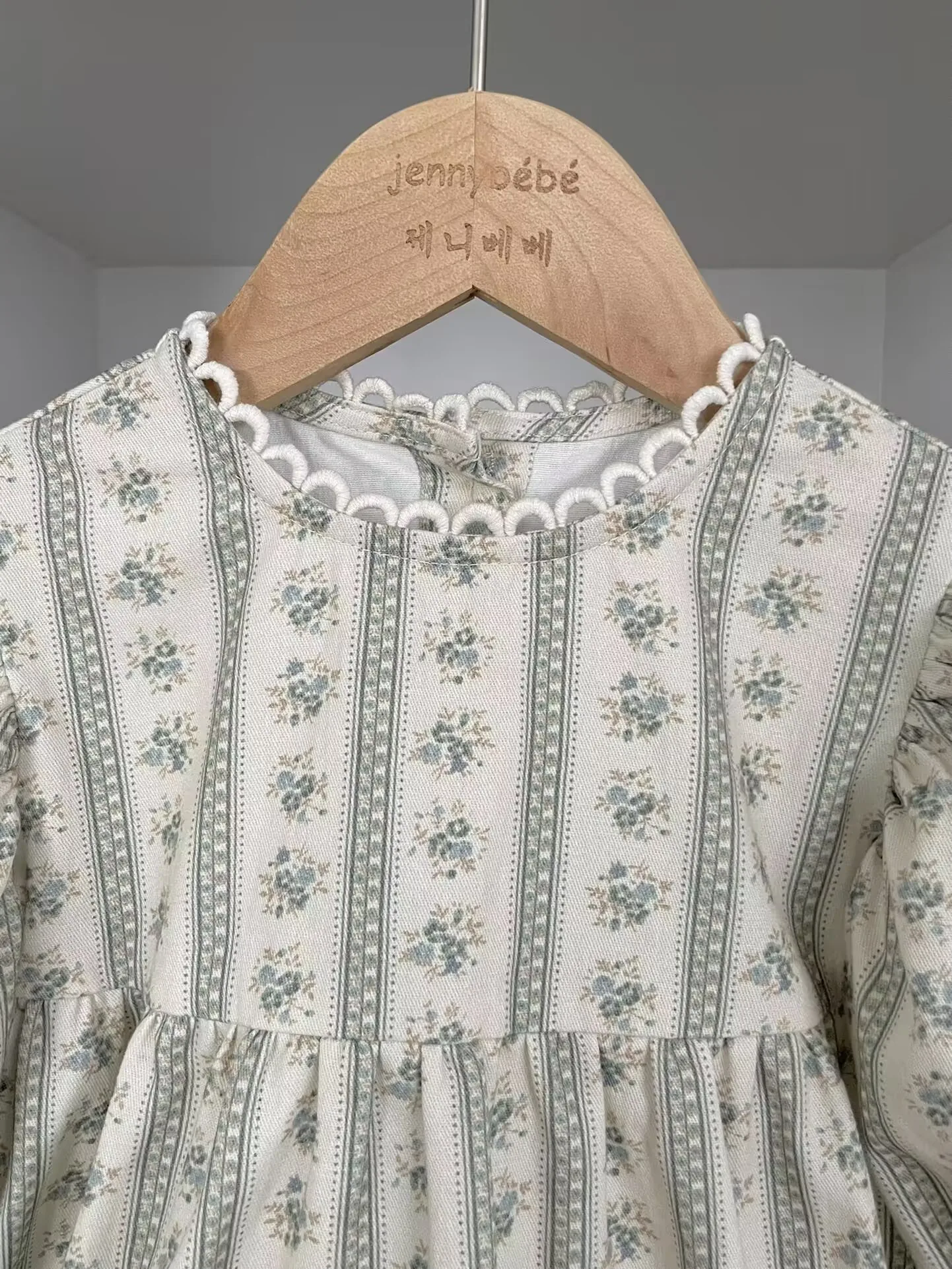 Vestido infantil floral manga larga – Estilo princesa para niña - imagen 4