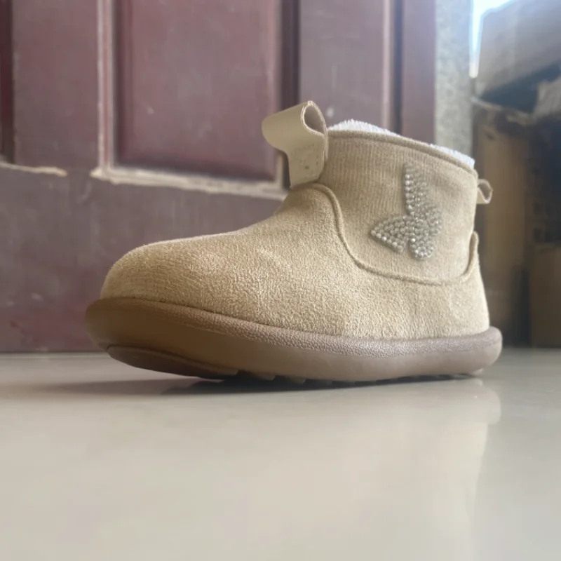 Botas de nieve en gamuza para niñas con lazo pedrería suela goma