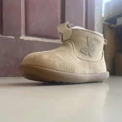 Botas de nieve en gamuza para niñas con lazo pedrería suela goma