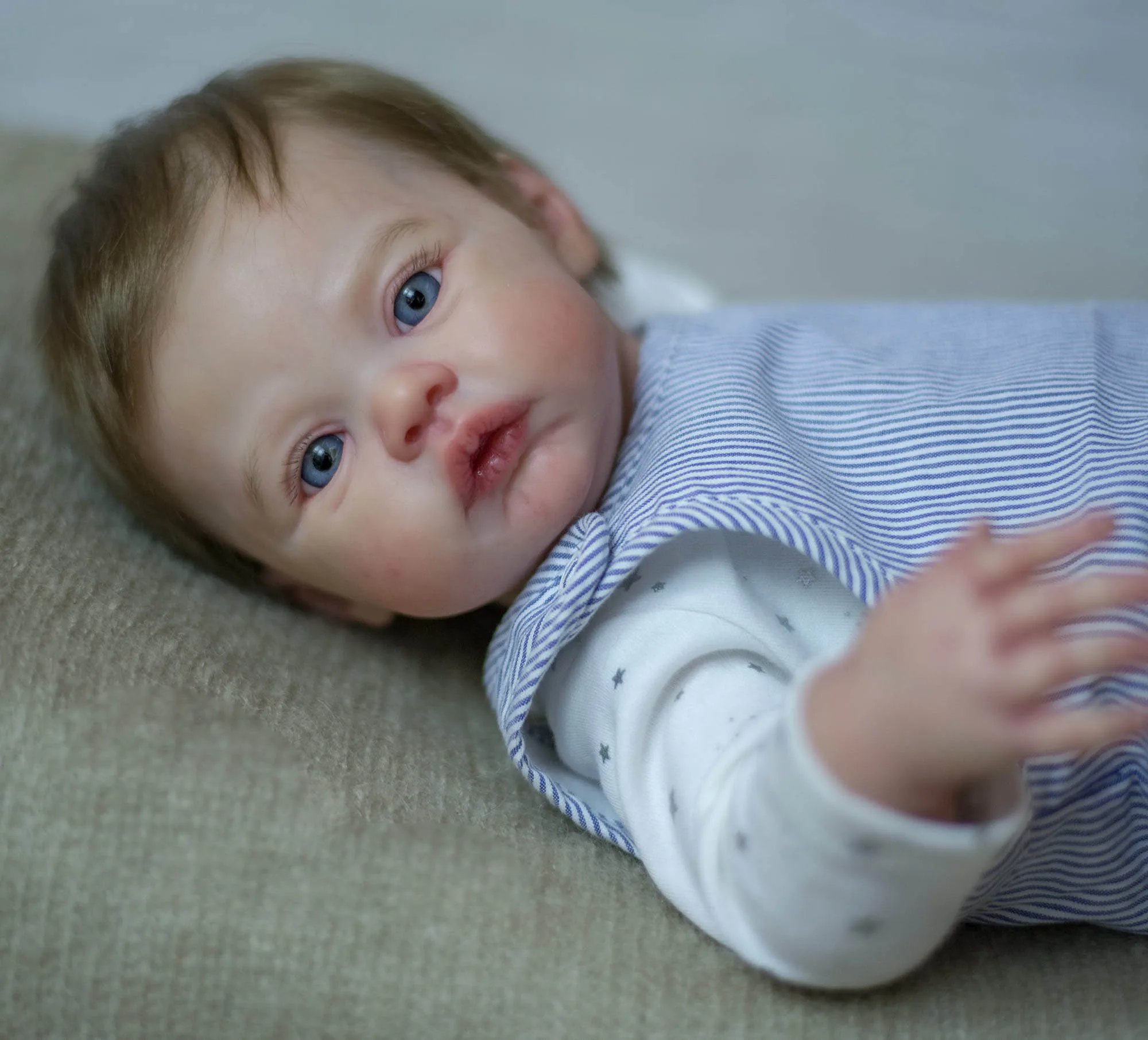 Muñeca Reborn coleccionable hecha a mano – Cuerpo suave y piel 3D - imagen 3