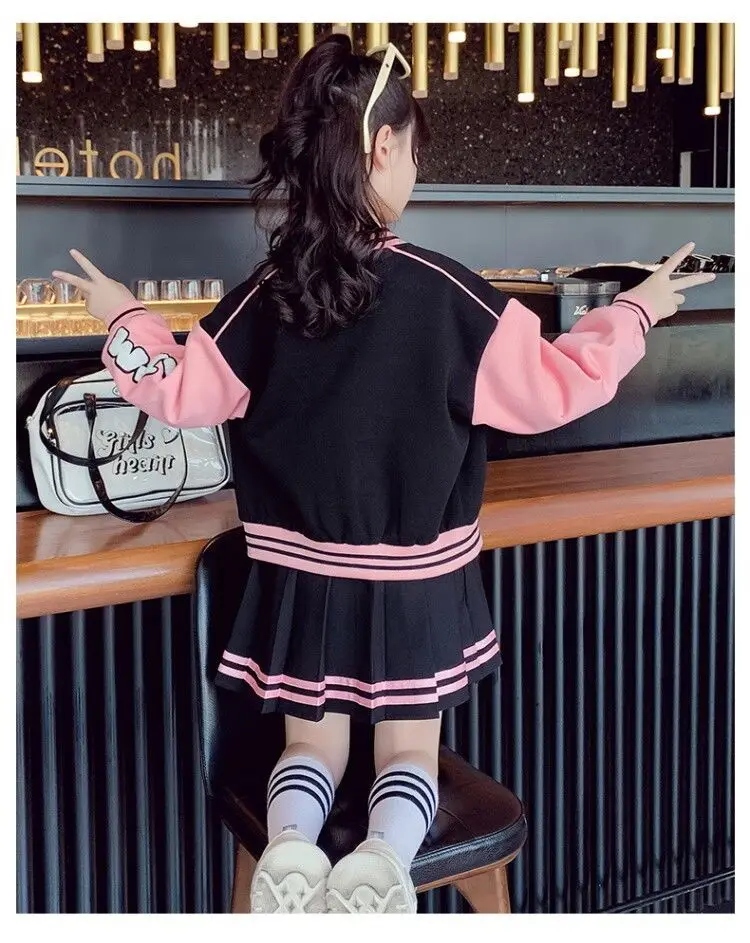 Conjunto béisbol para niña con chaqueta de letras y falda plisada - imagen 2
