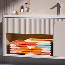 Bañera plegable guardada para ahorro de espacio