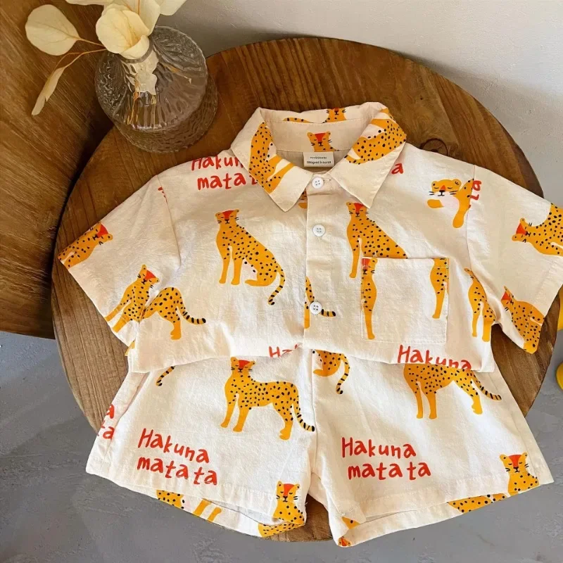 Conjunto para niño: camisa manga corta y pantalón corto guepardo