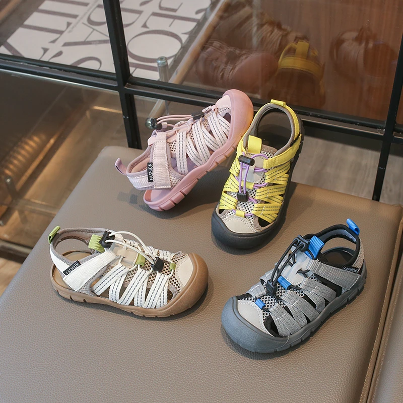 Sandalias infantiles para el calor y el juego