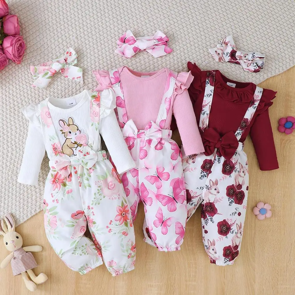 Conjunto de pelele y pantalones con tirantes de flores en color rosa