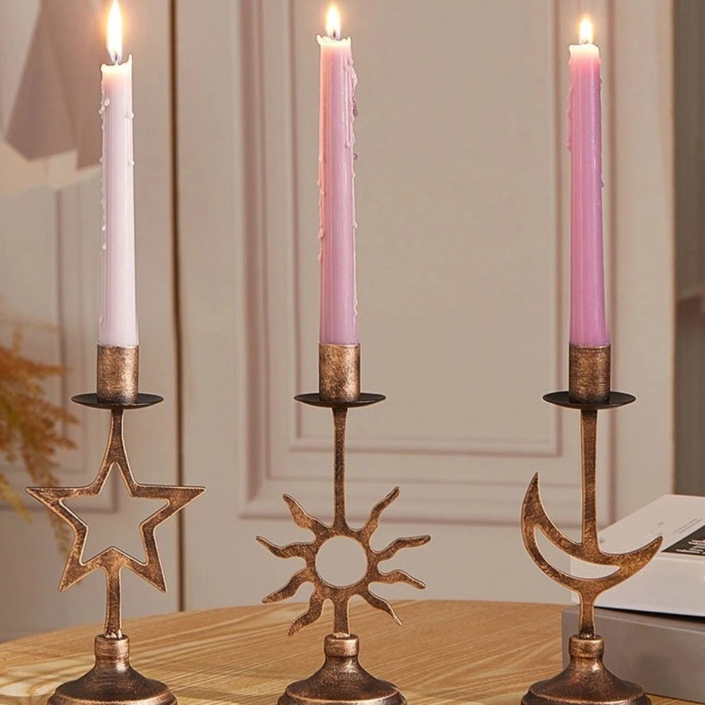 Candelabro en color negro con ambiente cálido