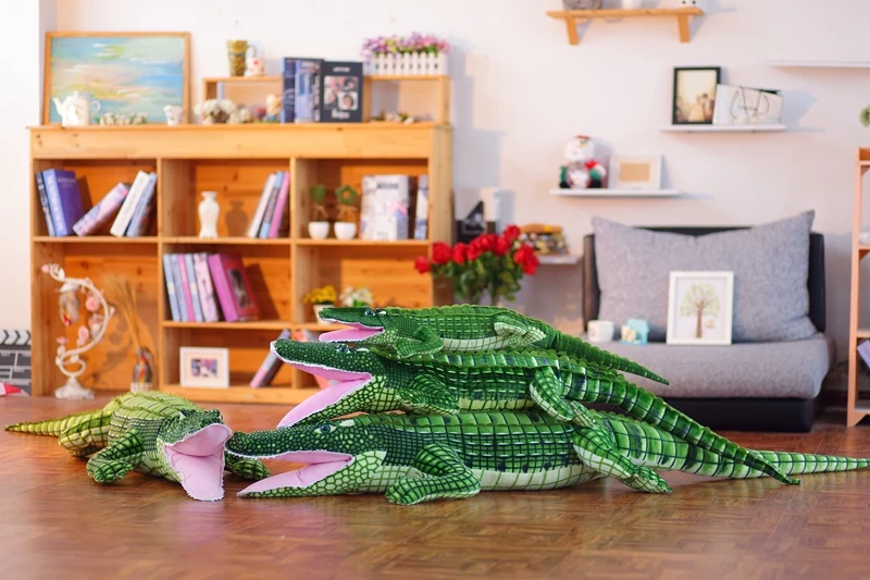 Cocodrilo gigante verde como cojín de sofá