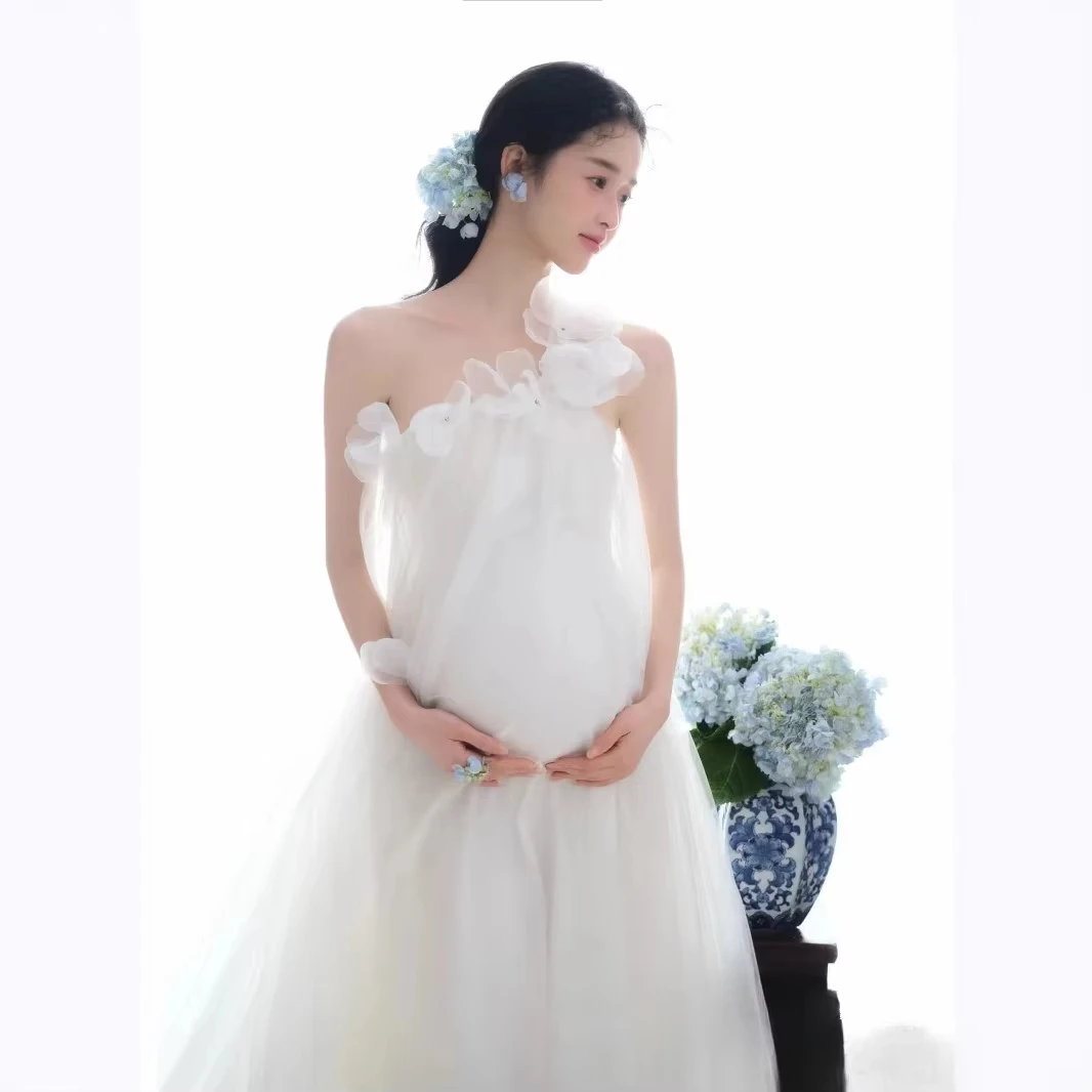 Vestido de embarazo blanco un solo hombro con volantes - imagen 3