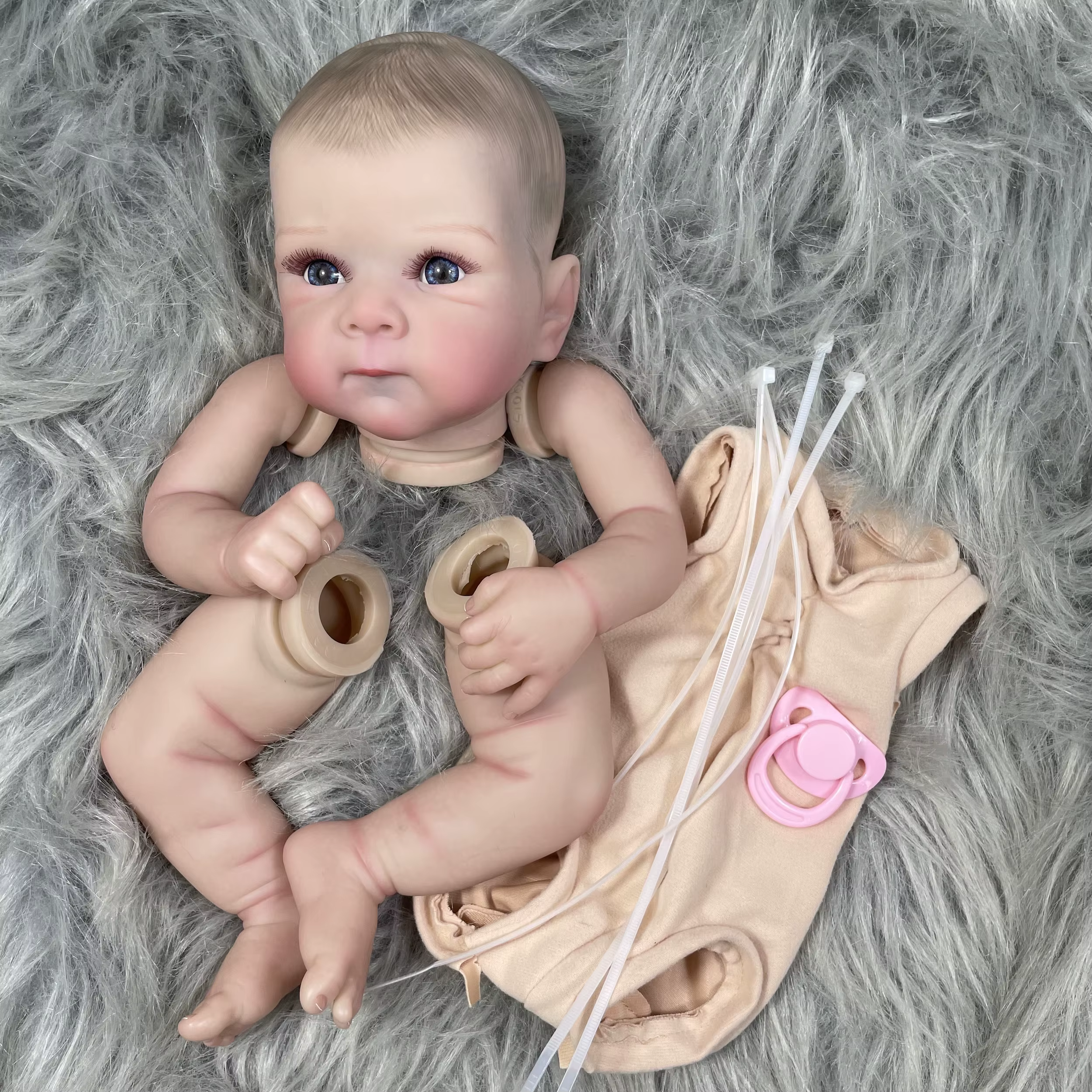 Muñeca Reborn Bettie vista frontal con expresión tierna