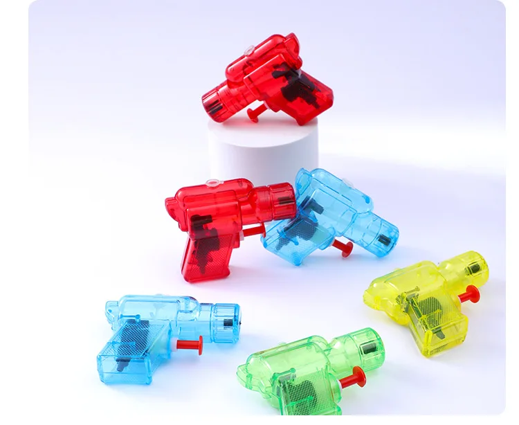 Niño jugando con pistola de agua ODILO