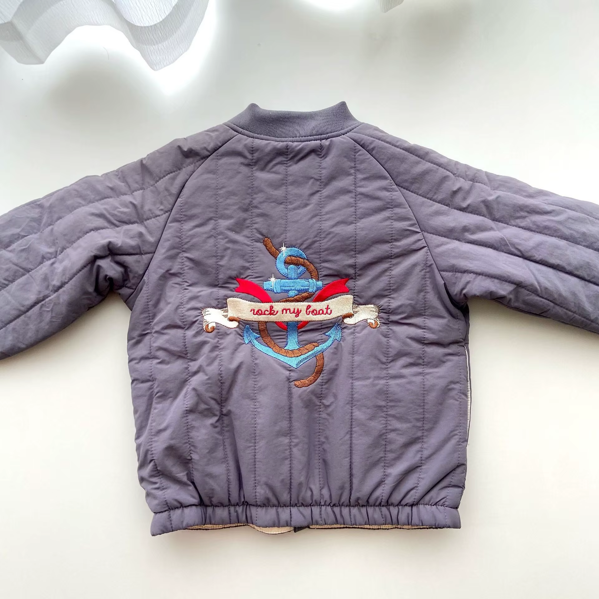 Chaqueta infantil con detalles de diseño y colores