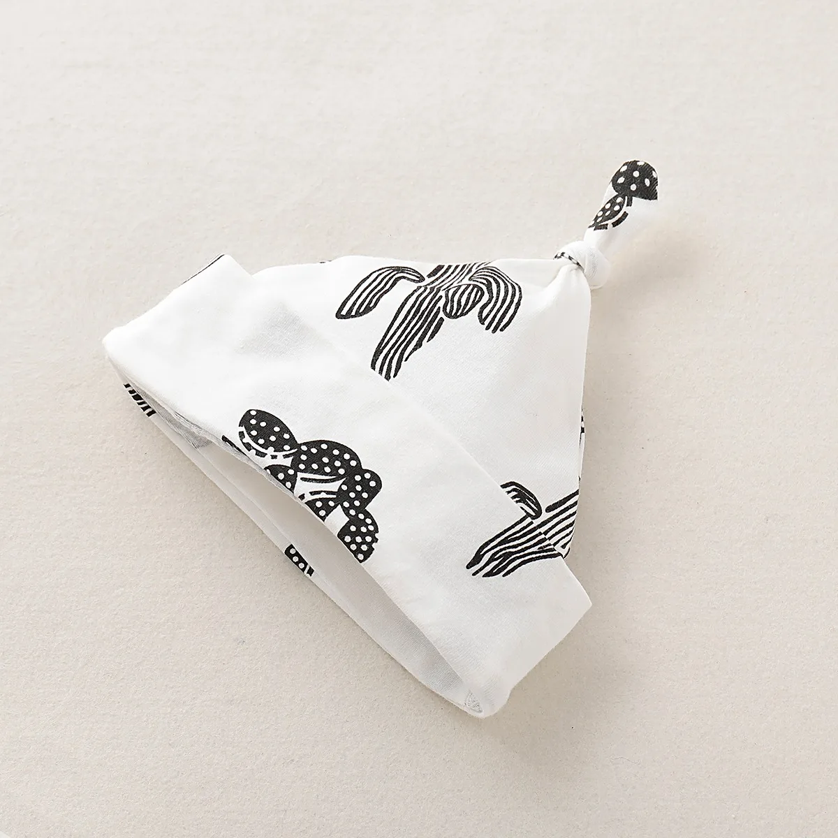 Detalle del gorrito y estampado de cactus