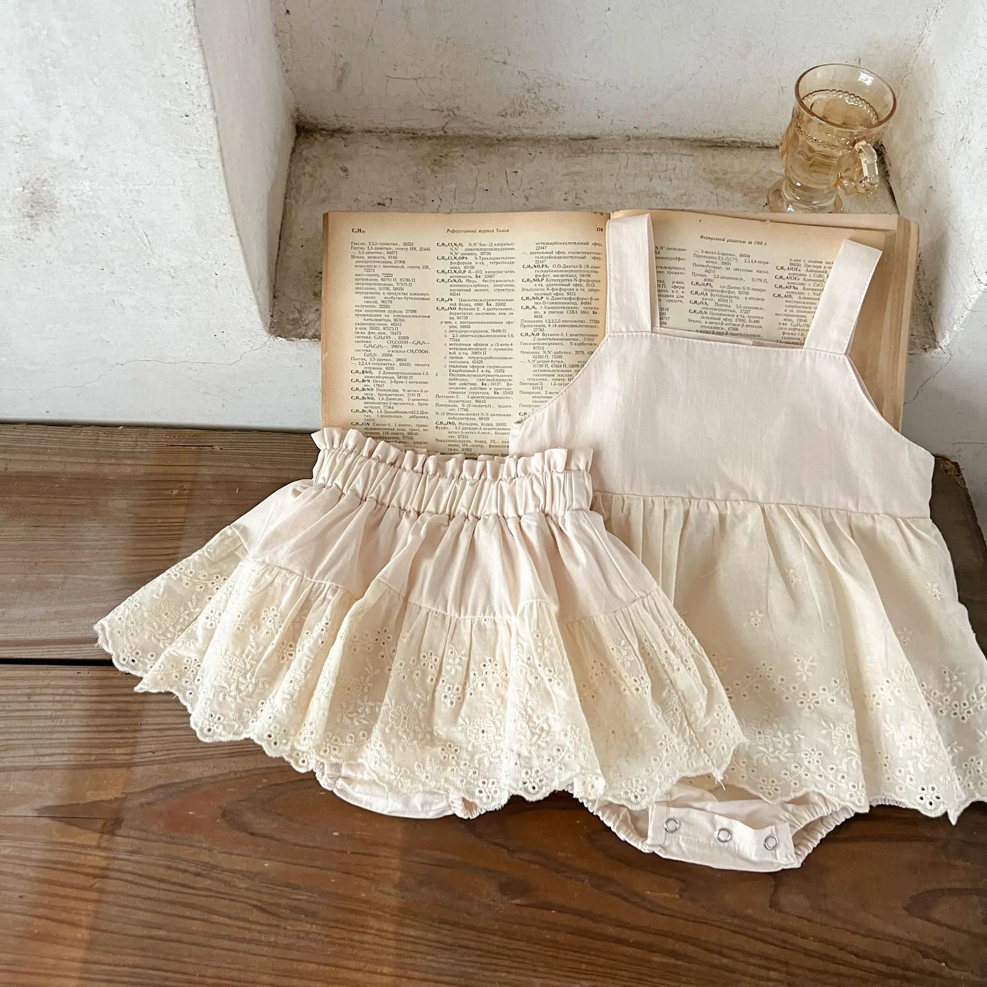 Conjunto de mono infantil con tirantes finos en tono beige